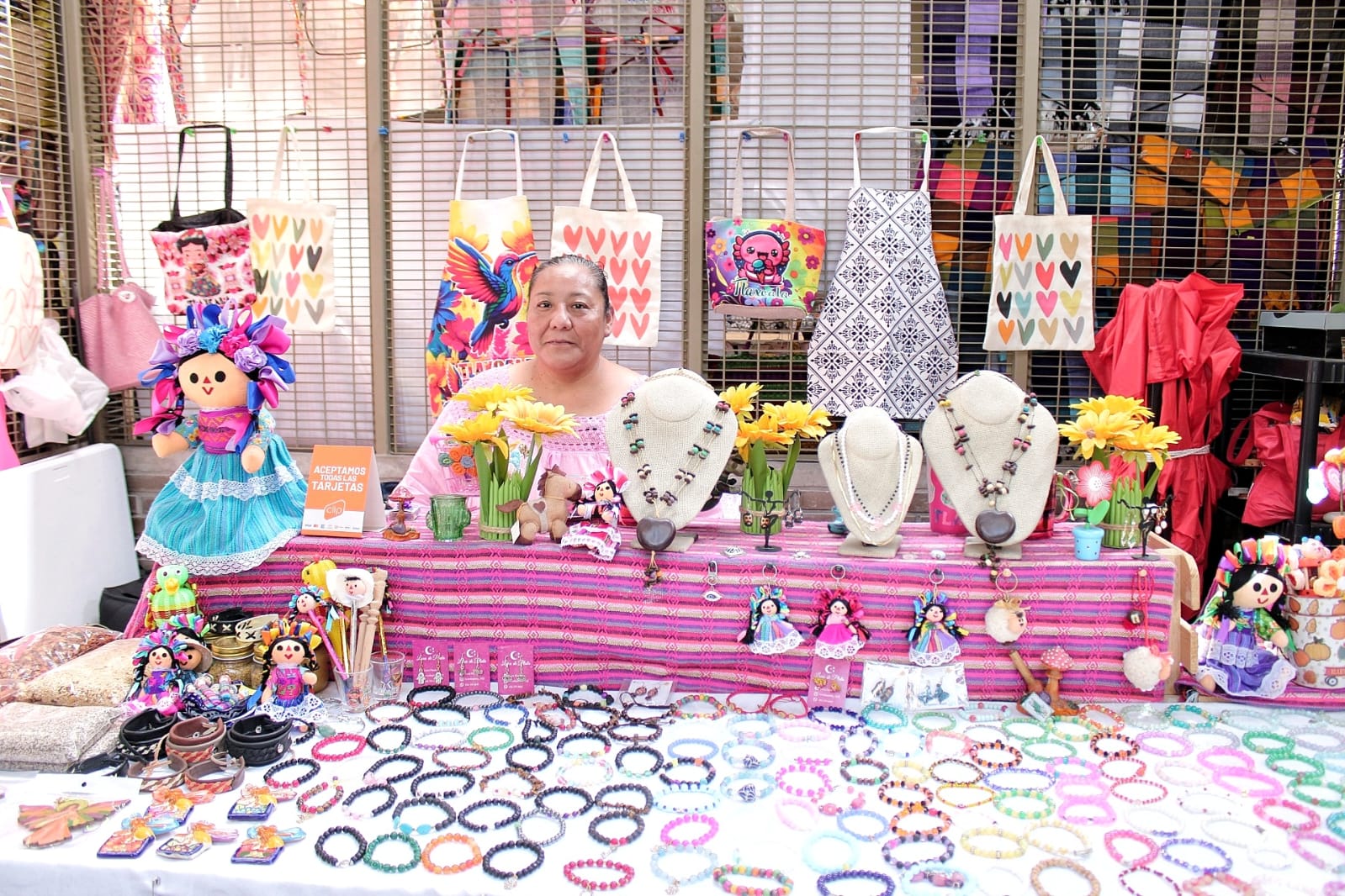 Mercado de Artesanos proyecta la creatividad de Olga, creadora de joyería elaborada a base de piedras naturales
